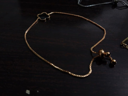 Elegant Clover Charm Adjustable Bracelet – Gold-Plated Minimalist Jewelry for Women