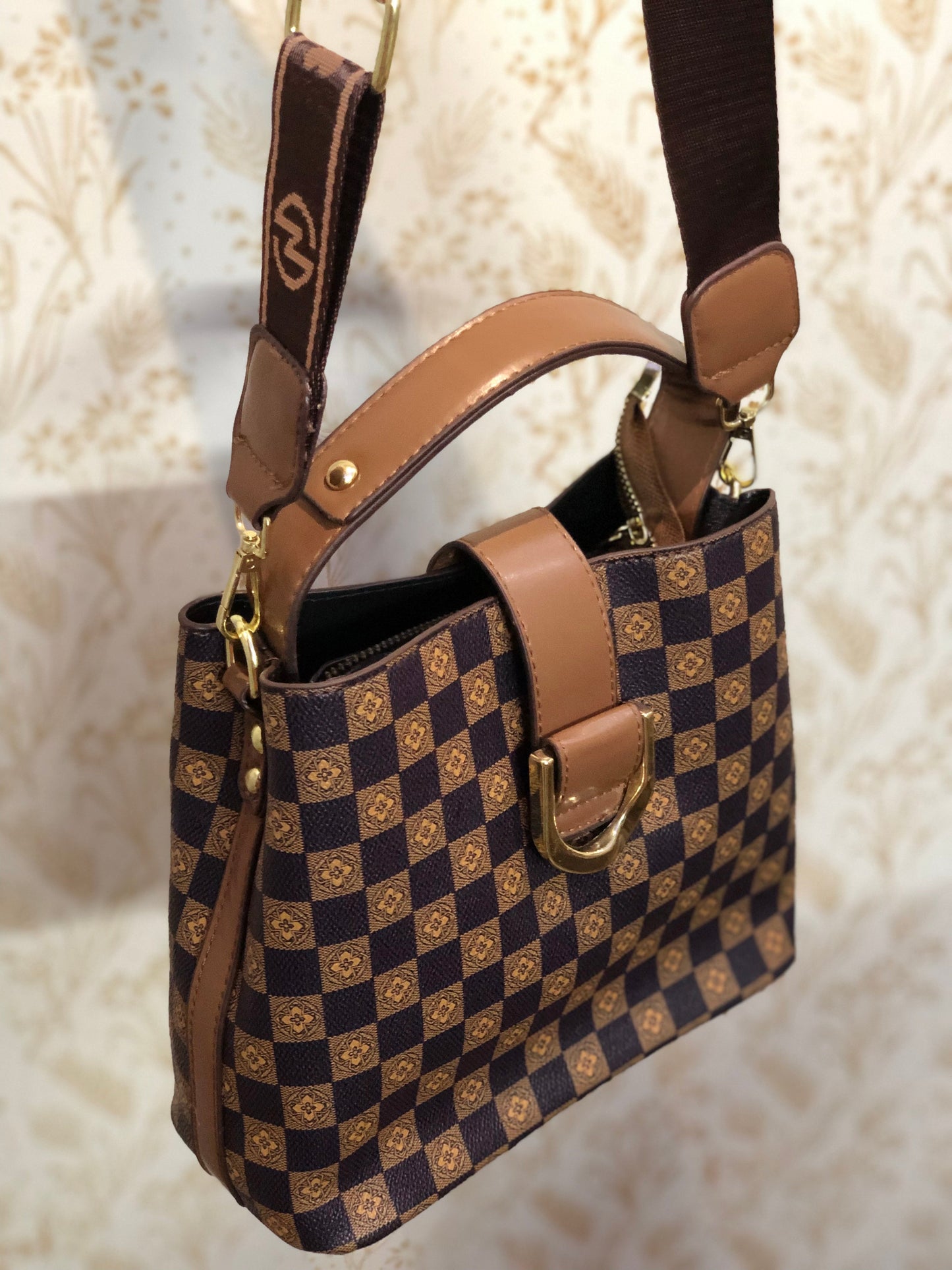 Trendy Checkered Handbag โ Luxury Look, Affordable Price (Free Delivery in Pakistan)